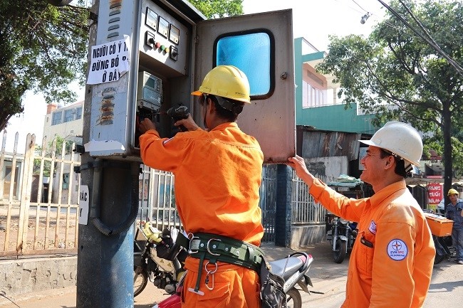 Công nhân Điện lực Biên Hòa 2 thay đồng hồ tăng công suất trạm công cộng, đảm bảo cung cấp điện cho người dân. Ảnh dangcongsan.vn