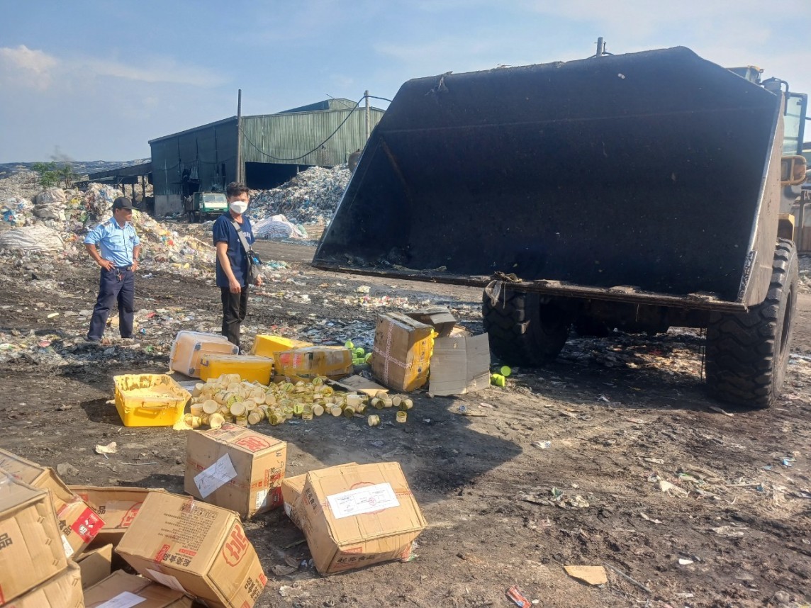 Tây Ninh: Giám sát tiêu hủy 2 lô hàng mỹ phẩm, thực phẩm không rõ nguồn gốc xuất xứ