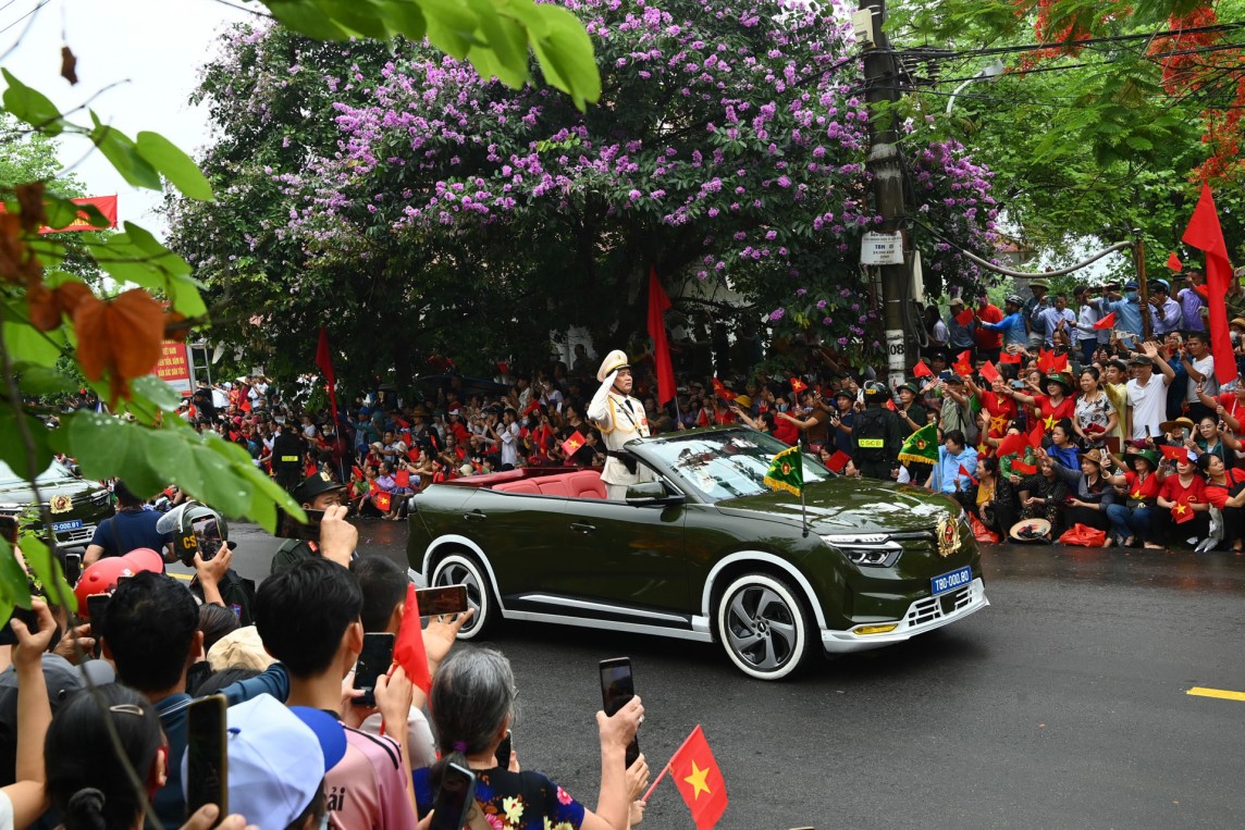 Chiếc VF 8 mui trần xuất hiện trong rừng cờ hoa của hàng vạn người dân Điện Biên Phủ.