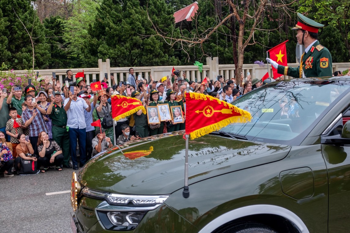 Nhiều người dân tranh thủ lưu giữ lại kỷ niệm khó quên trong thời khắc mẫu xe điện mui trần của Việt Nam xuất hiện tại lễ diễu binh, diễu hành.