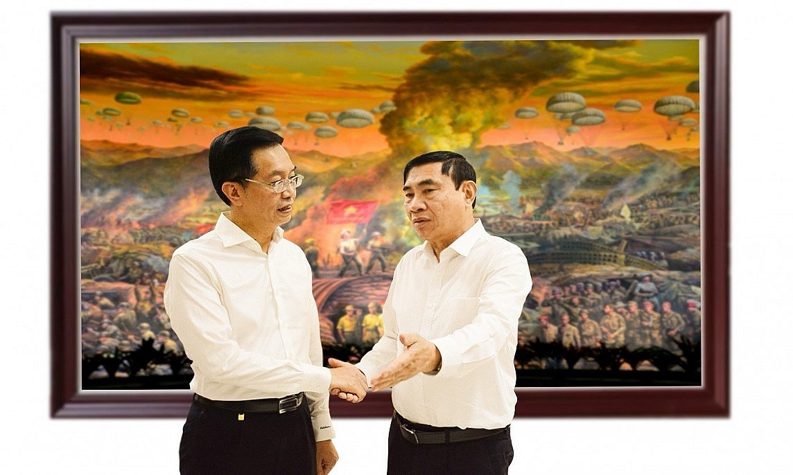 Đồng chí Trần Quang Dũng trao đổi cùng đồng chí Trần Quốc Cường - Ủy viên Trung ương Đảng, Bí thư Tỉnh ủy Điện Biên