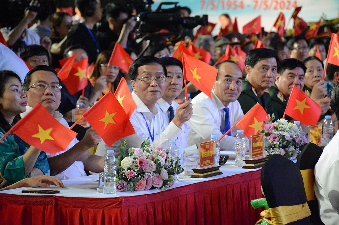 Đồng chí Trần Quang Dũng tham dự chương trình cầu truyền hình trực tiếp “Dưới là cờ Quyết Thắng” tại điểm cầu Điện Biên