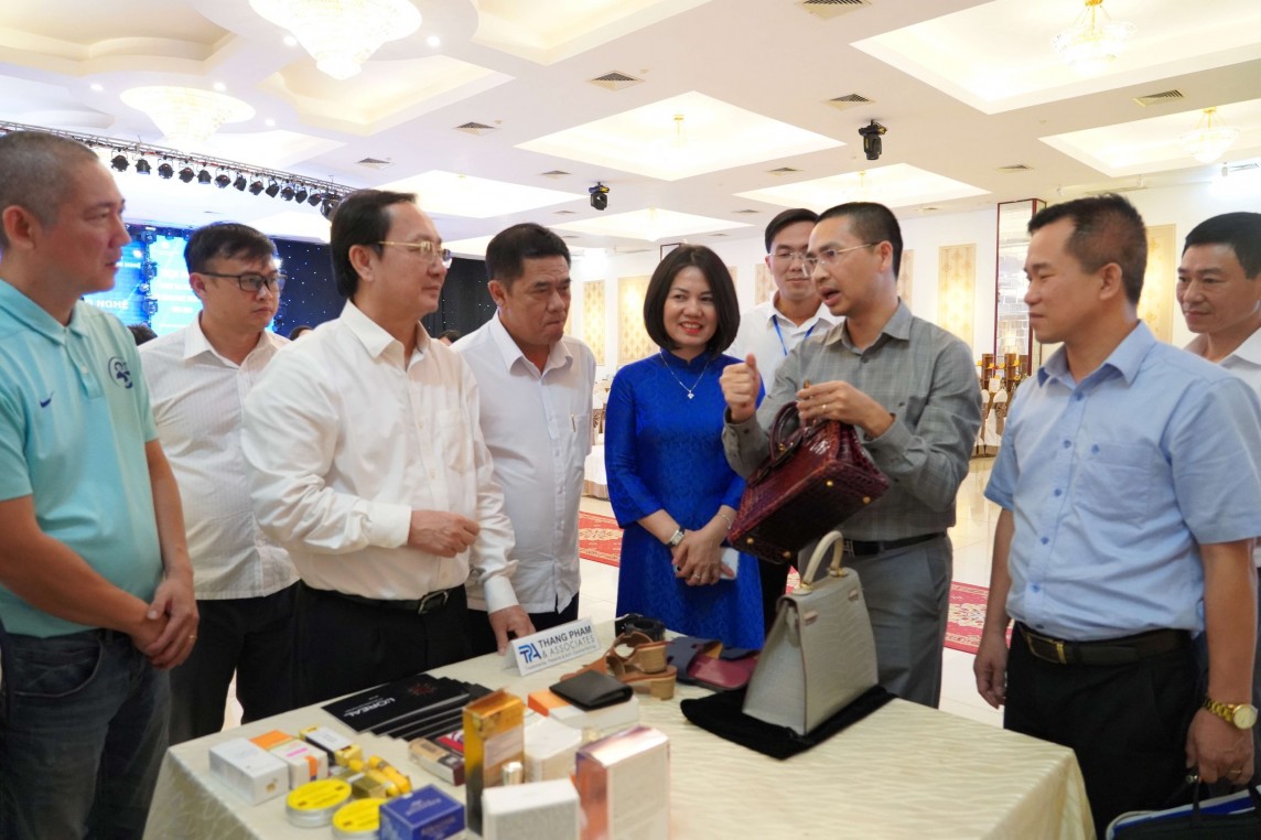 Bộ trưởng Bộ KH&CN Huỳnh Thành Đạt cùng các đại biểu tham quan gian hàng trưng bày hàng thật hàng giả tại Hội nghị