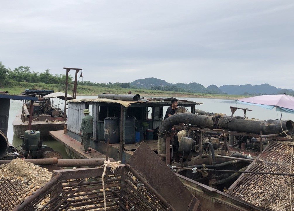 Thanh Hóa: Đấu giá thuyền vỏ sắt hút cát trái phép trên sông Bưởi