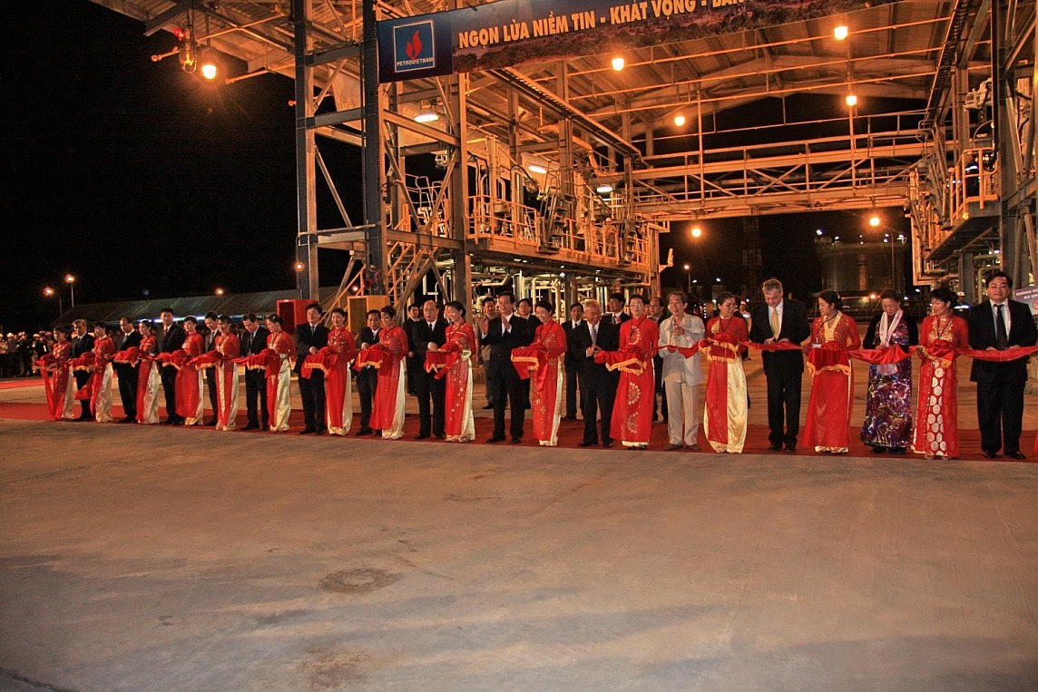 Ngày 22/2/2009, lãnh đạo Đảng và Nhà nước đã thực hiện nghi thức cắt băng chào mừng dòng sản phẩm thương mại đầu tiên của NMLD Dung Quất.