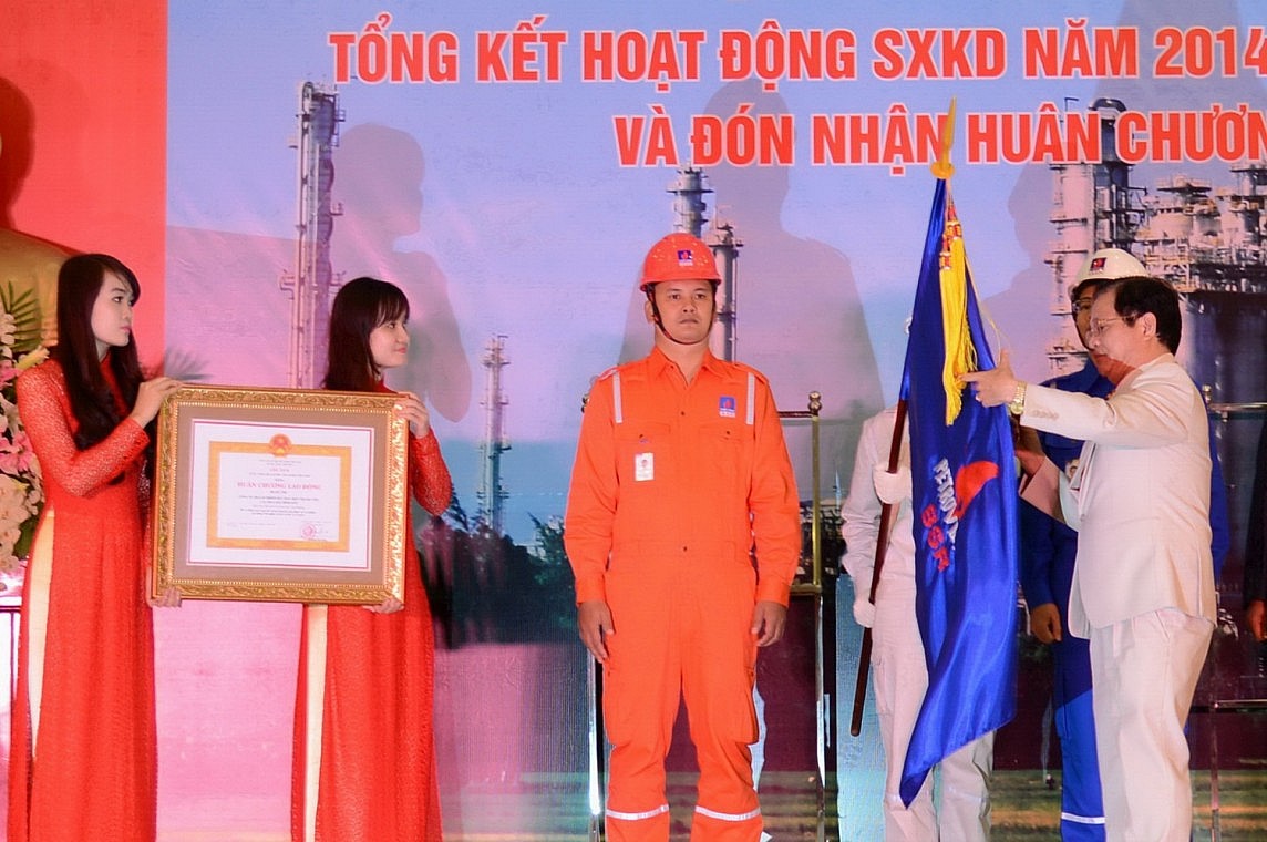 Ngày 24/12/2014, Công ty cổ phần Lọc hóa dầu Bình Sơn (BSR) vinh dự đón nhận Huân chương Lao động hạng Nhì.