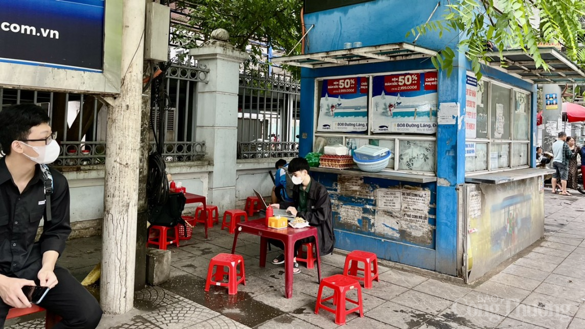 Hà Nội: Nhiều nhà chờ xe buýt bị chiếm dụng thành điểm tập kết phế liệu