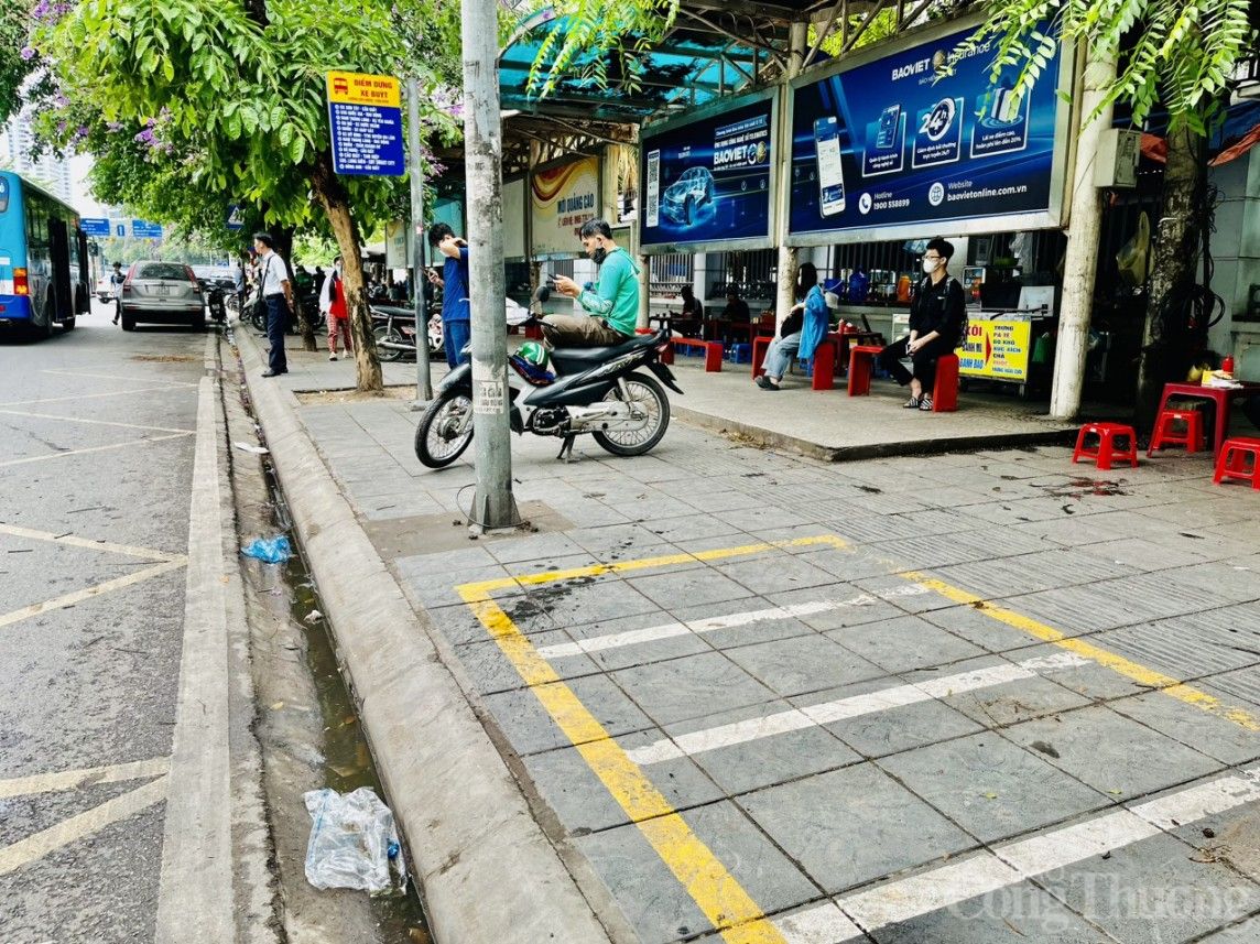 Hà Nội: Nhiều nhà chờ xe buýt bị chiếm dụng thành điểm tập kết phế liệu