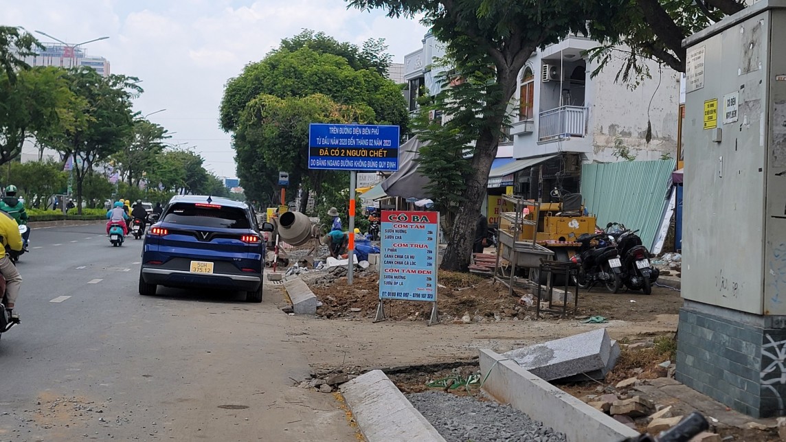 vỉa hè TP. Hồ Chí Minh: Nguy cơ mất an toàn tại Dự án nâng cấp vỉa hè đường Điện Biên Phủ