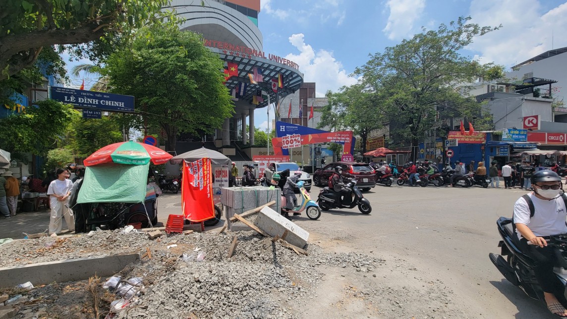 TP. Hồ Chí Minh: Nguy cơ mất an toàn tại Dự án nâng cấp vỉa hè đường Điện Biên Phủ