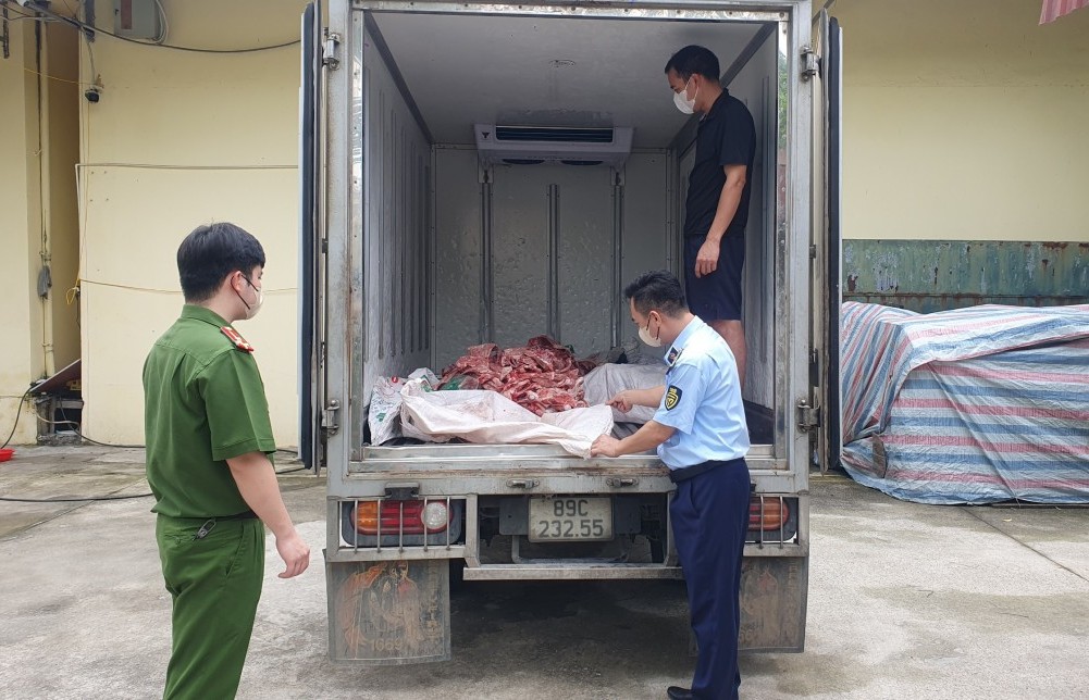 Hưng Yên: Phát hiện, tiêu hủy 700kg xương và lòng lợn bốc mùi ôi thiu
