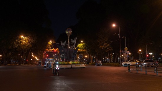 TP. Hồ Chí Minh: Hàng loạt biển quảng cáo lớn tắt điện sau 22 giờ để tiết kiệm điện