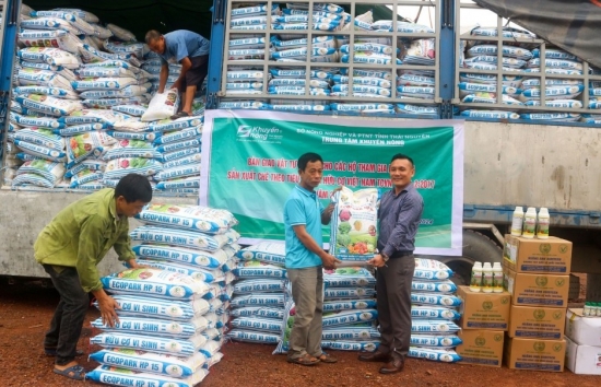 Thái Nguyên: Hỗ trợ hàng trăm tấn vật tư cho các hợp tác xã sản xuất chè hữu cơ