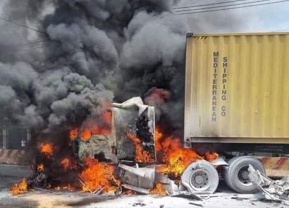 Tai nạn liên hoàn ở Bình Phước, xe container cháy ngùn ngụt