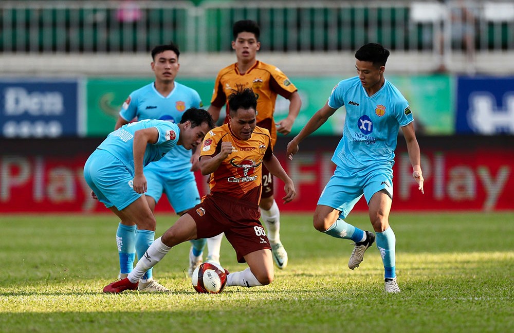 Bảng xếp hạng vòng 18 V-League 2023/2024 ngày 14/5: Nam Định độc chiếm ngôi đầu, SLNA lâm nguy