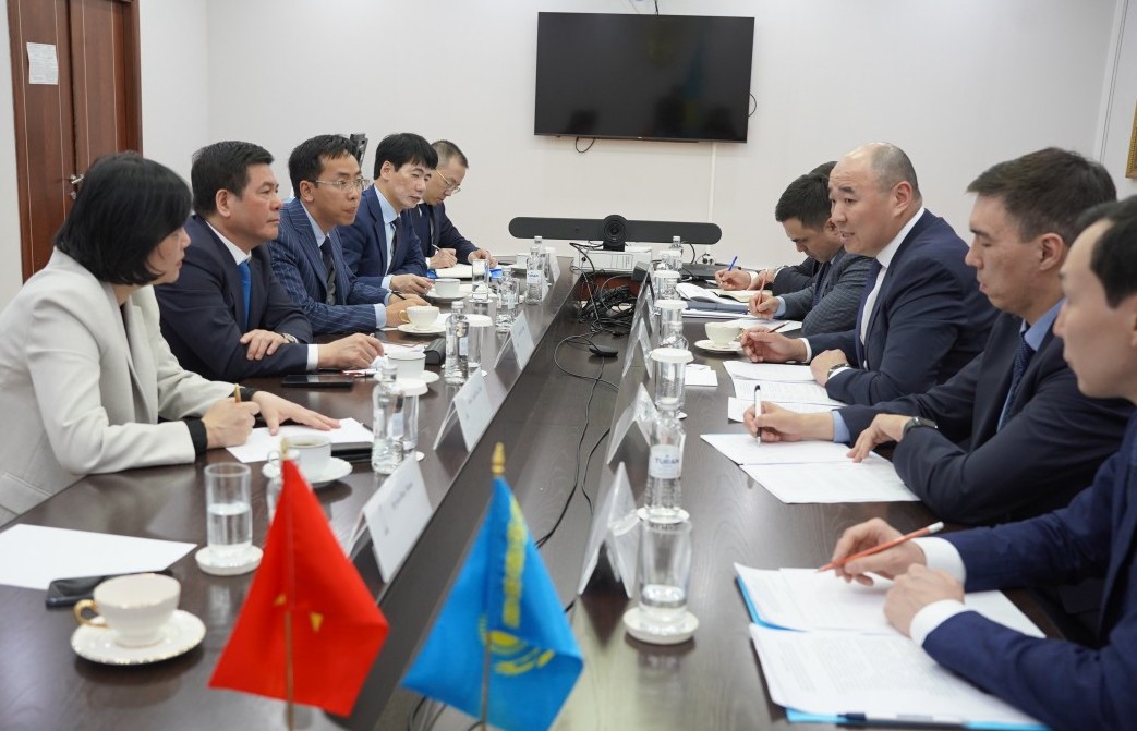 Chùm ảnh: Bộ trưởng Nguyễn Hồng Diên tiếp Bộ trưởng Bộ Công nghiệp và Xây dựng Kazakhstan