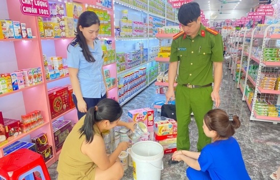 Tuyên Quang: Phát hiện cơ sở kinh doanh sữa bột dành cho trẻ em không rõ nguồn gốc