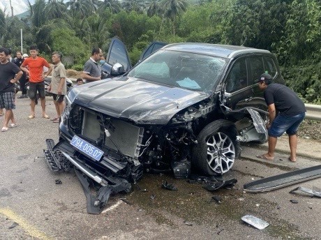 Xe chở lãnh đạo Sở Tư pháp Khánh Hòa gặp nạn, 4 người bị thương