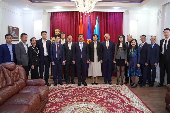 Bộ trưởng Nguyễn Hồng Diên thăm và làm việc với Đại sứ quán Việt Nam tại Kazakhstan