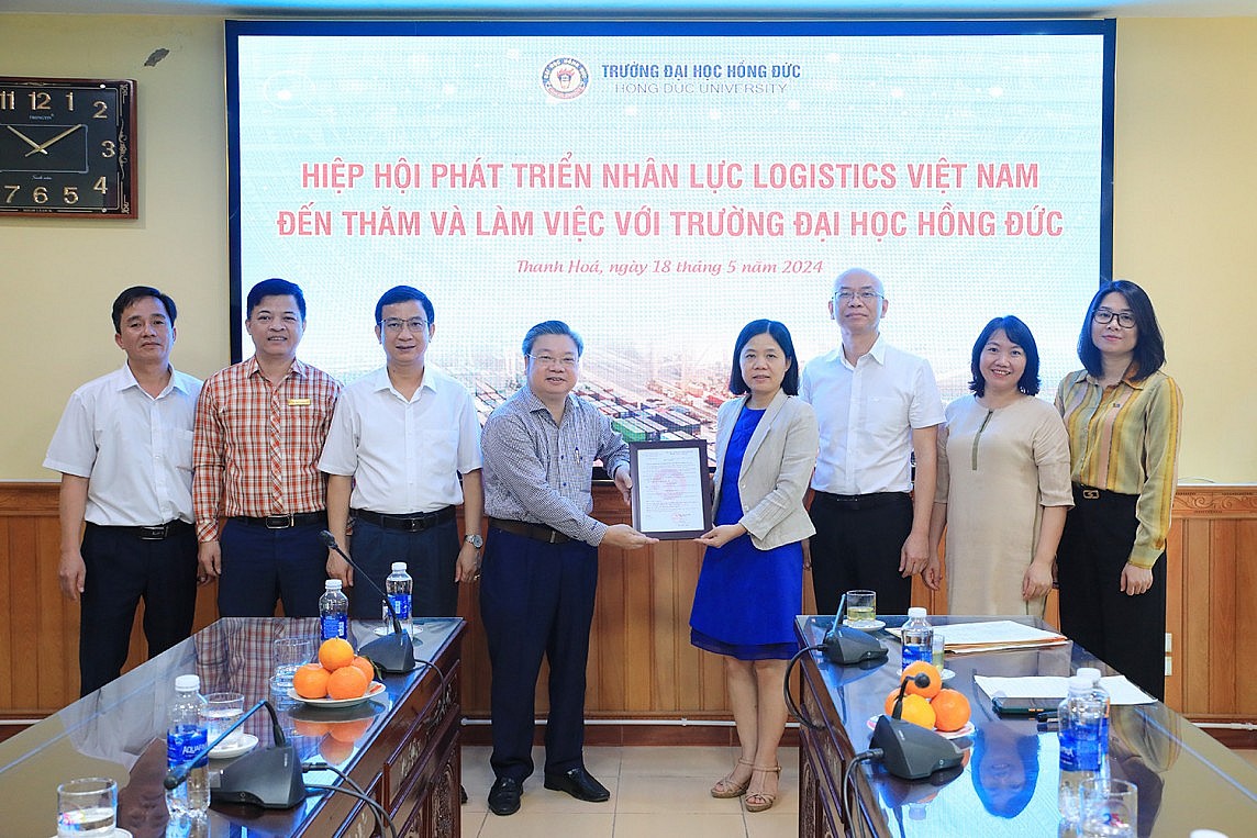 Lãnh đạo Hiệp hội Phát triển nhân lực Logistics Việt Nam trao giấy chứng nhận hội viên Hiệp hội phát triển nhân lực Logistics Việt Nam cho Trường Đại học Hồng Đức