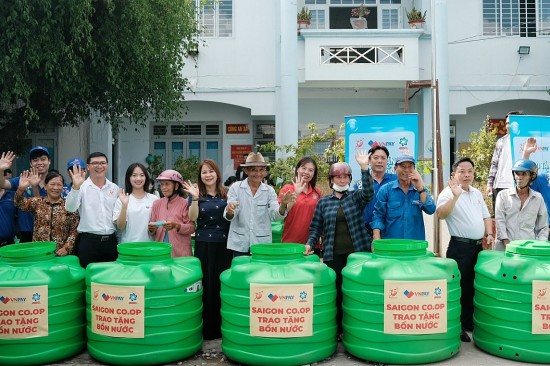 Saigon Co.op trao tặng nước uống, nước sinh hoạt và bồn chứa cho bà con vùng hạn mặn