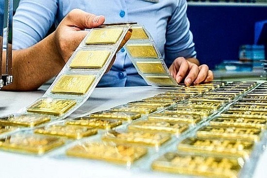 Giá vàng diễn biến trái chiều, trong khi giá vàng SJC "phi mã" thì vàng 999.9 lao dốc
