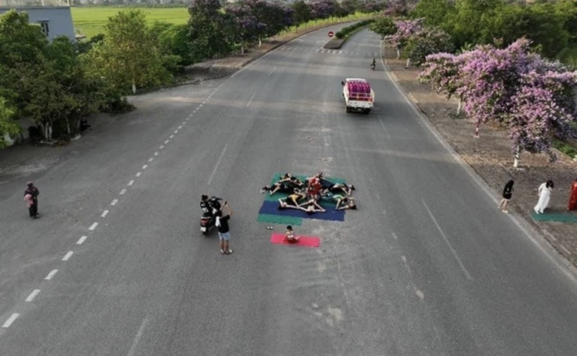 Thái Bình: Xử phạt 14 người trong nhóm nằm, ngồi tập Yoga giữa đường giao thông