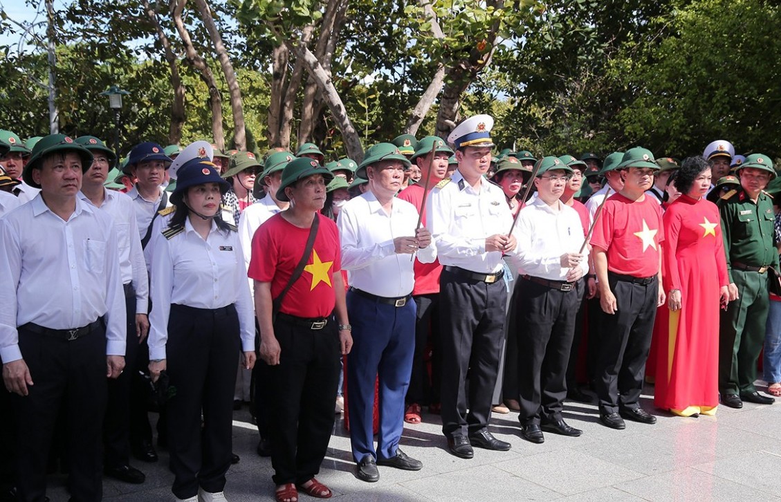 Đoàn công tác tỉnh Tuyên Quang thăm và động viên quân, dân quần đảo Trường Sa