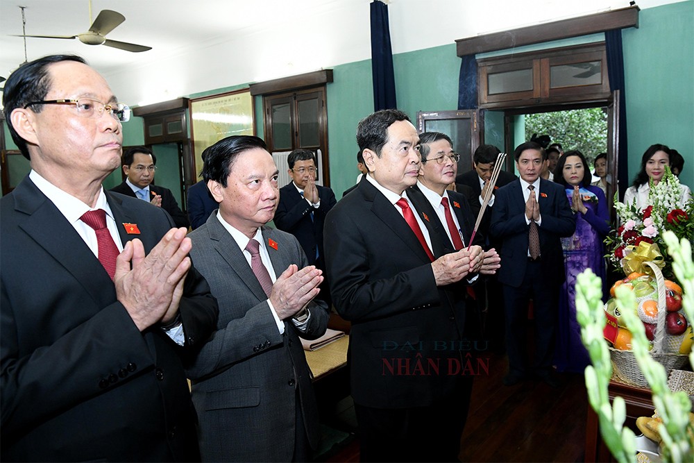 Chủ tịch Quốc hội Trần Thanh Mẫn thắp hương tưởng nhớ Chủ tịch Hồ Chí Minh tại Nhà 67