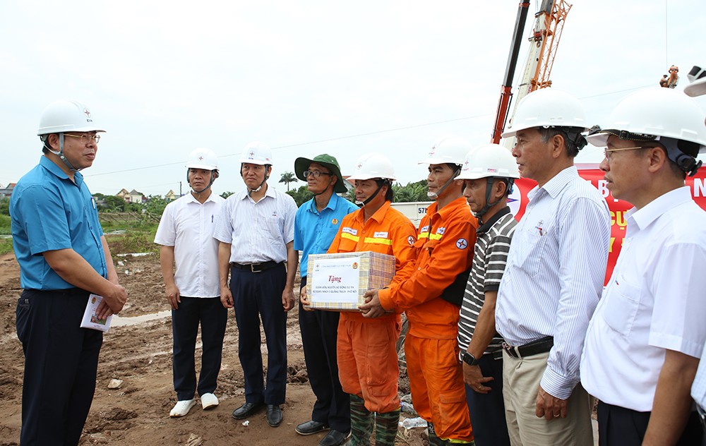 Động viên người lao động thi công Dự án đường dây 500kV mạch 3 nhân dịp Tháng Công nhân