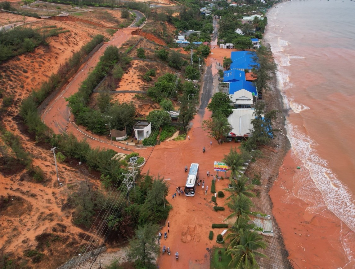 Bình Thuận: Tập trung lực lượng khắc phục sự cố tràn cát ở TP. Phan Thiết