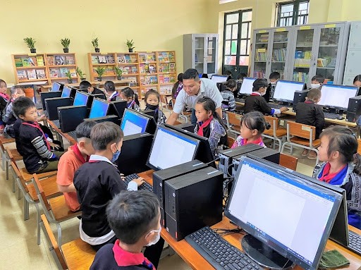 Thêm 70 bộ máy tính được trao cho học sinh vùng sâu, vùng xa, vùng dân tộc thiểu số