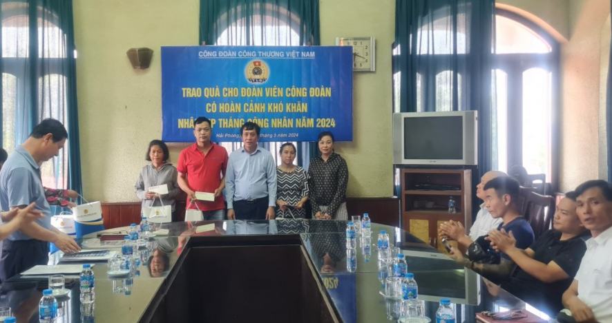 Lãnh đạo Công đoàn Công Thương Việt Nam thăm, tặng quà công nhân lao động