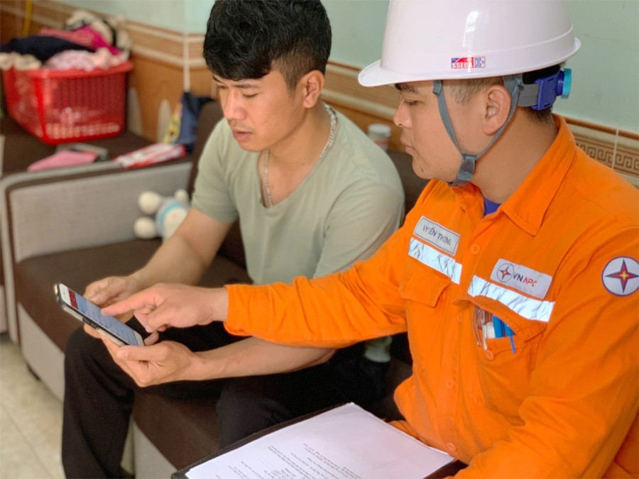Điện lực Văn Lãng hướng dẫn khách hàng thanh toán tiền điện trực tuyến. Ảnh PC Lạng Sơn