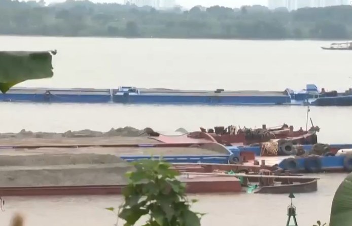 Hà Nội: Phối hợp quản lý hoạt động khai thác cát, sỏi lòng sông khu vực giáp ranh Phú Thọ