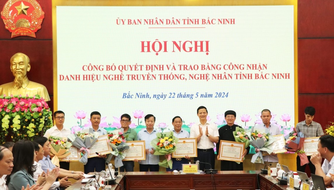 Phó Chủ tịch Thường trực UBND tỉnh Vương Quốc Tuấn (thứ 4 từ phải qua) trao danh hiệu “Nghệ nhân” cho các cá nhân