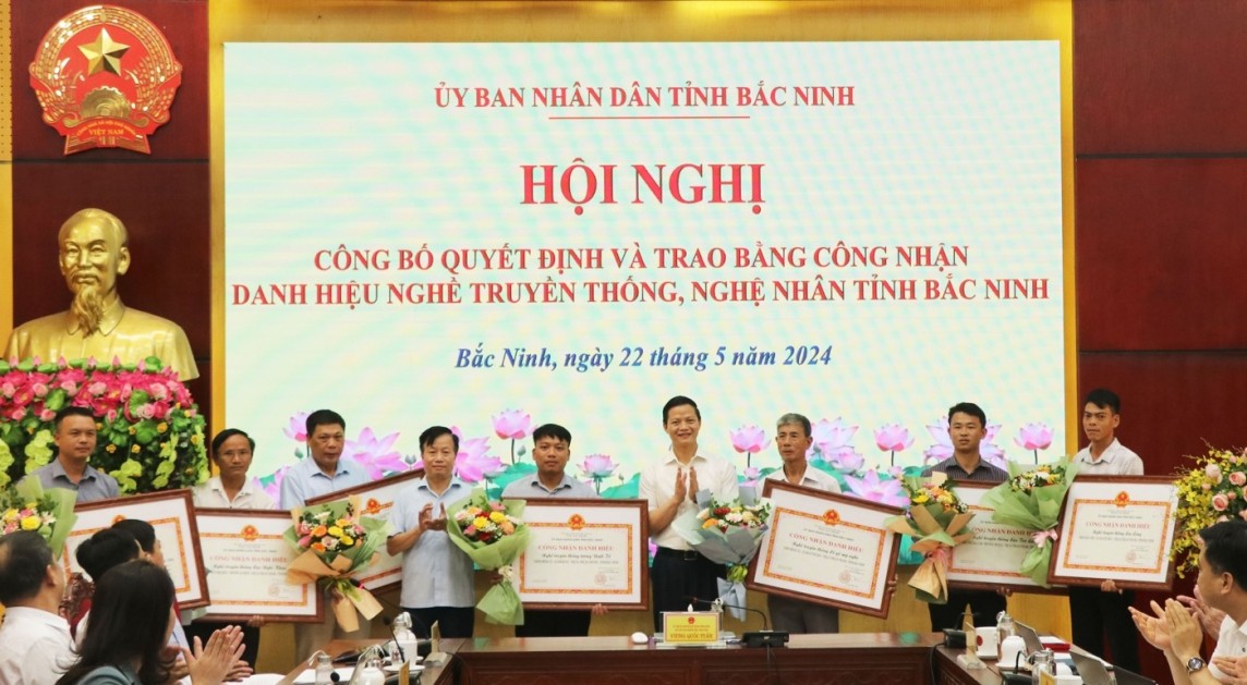 Lãnh đạo tỉnh Bắc Ninh trao danh hiệu nghệ nhân cho các cá nhân