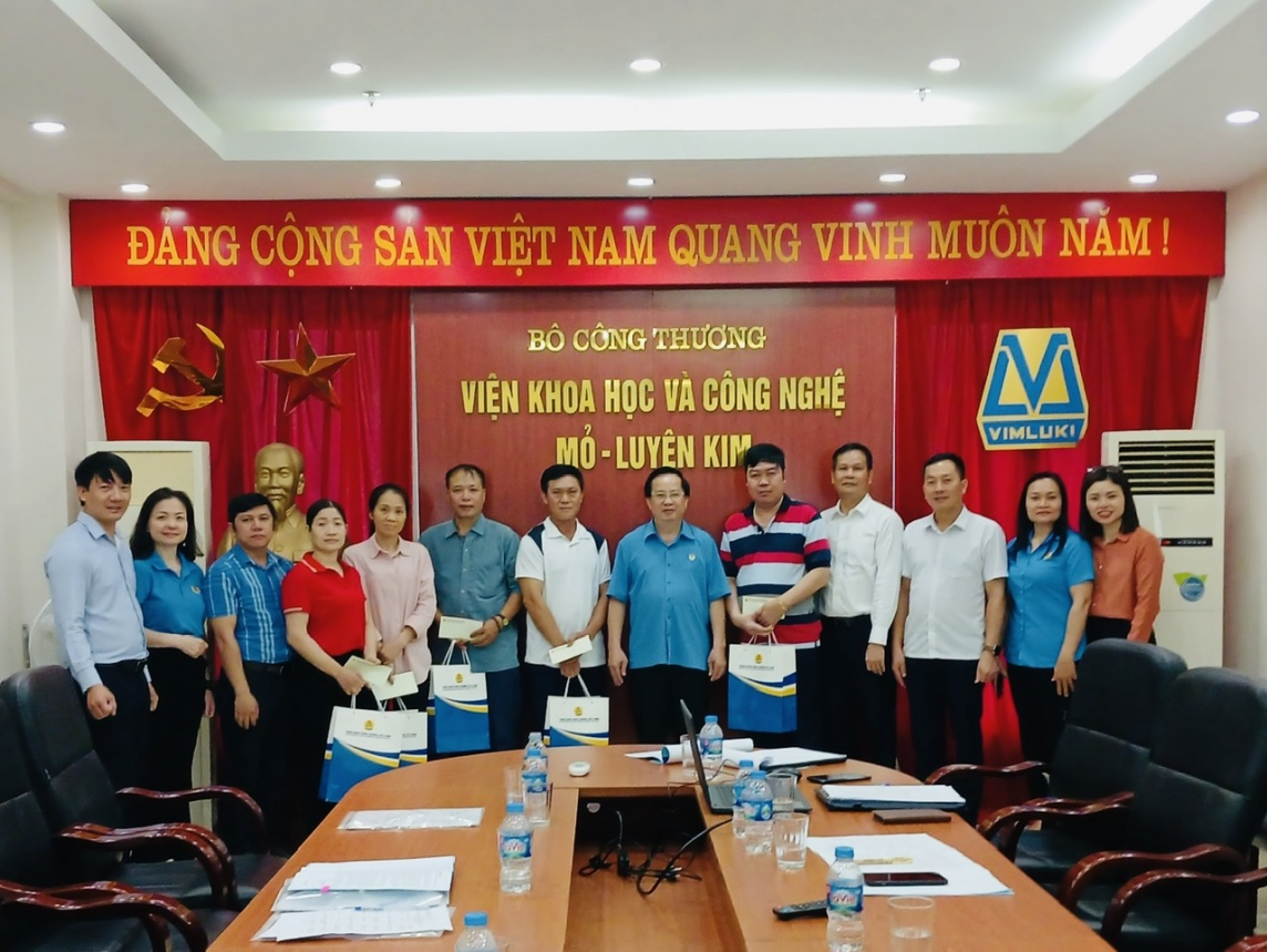 Công đoàn Công Thương Việt Nam: Trao quà cho người lao động Viện Khoa học và Công nghệ Mỏ - Luyện kim