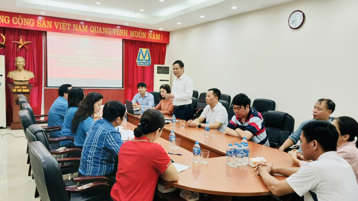 Công đoàn Công Thương Việt Nam: Trao quà cho người lao động Viện Khoa học và Công nghệ Mỏ - Luyện kim