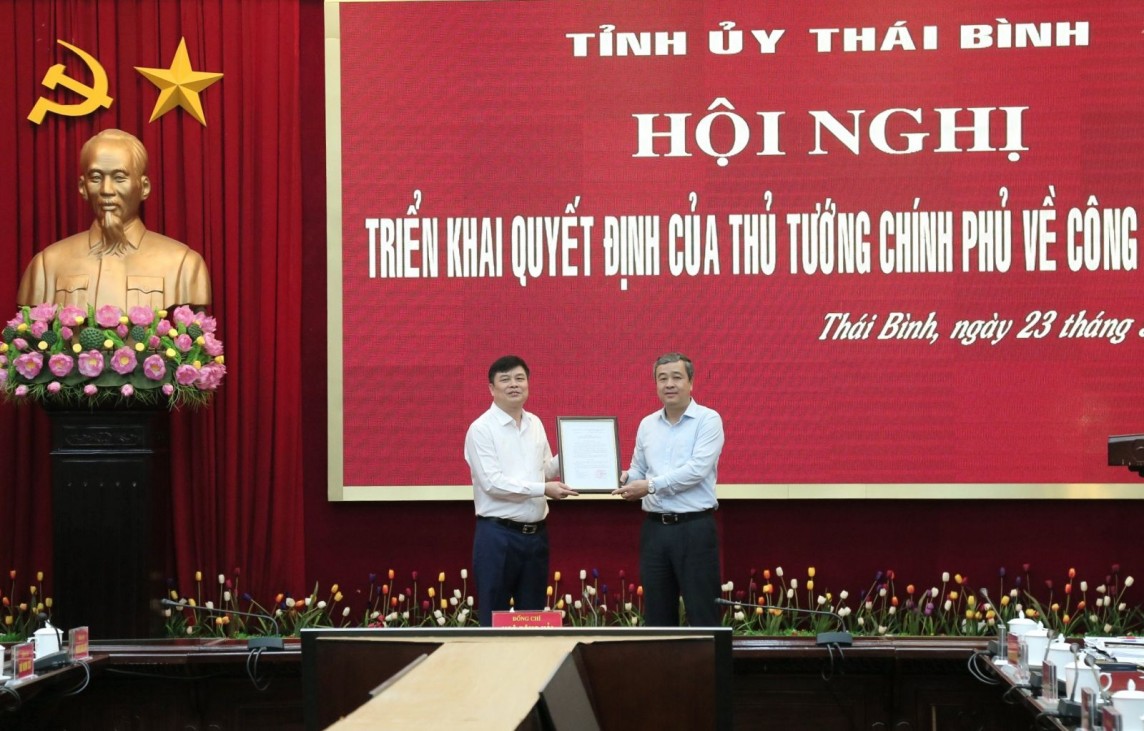 Thái Bình: Trao quyết định phê chuẩn bầu Phó Chủ tịch UBND tỉnh