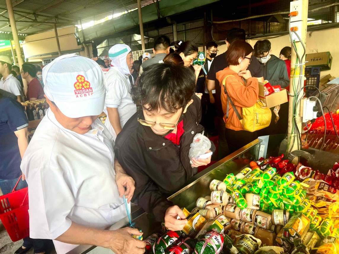 TP. Hồ Chí Minh: Vissan và Satra tổ chức phiên chợ giảm giá cho người lao động khó khăn