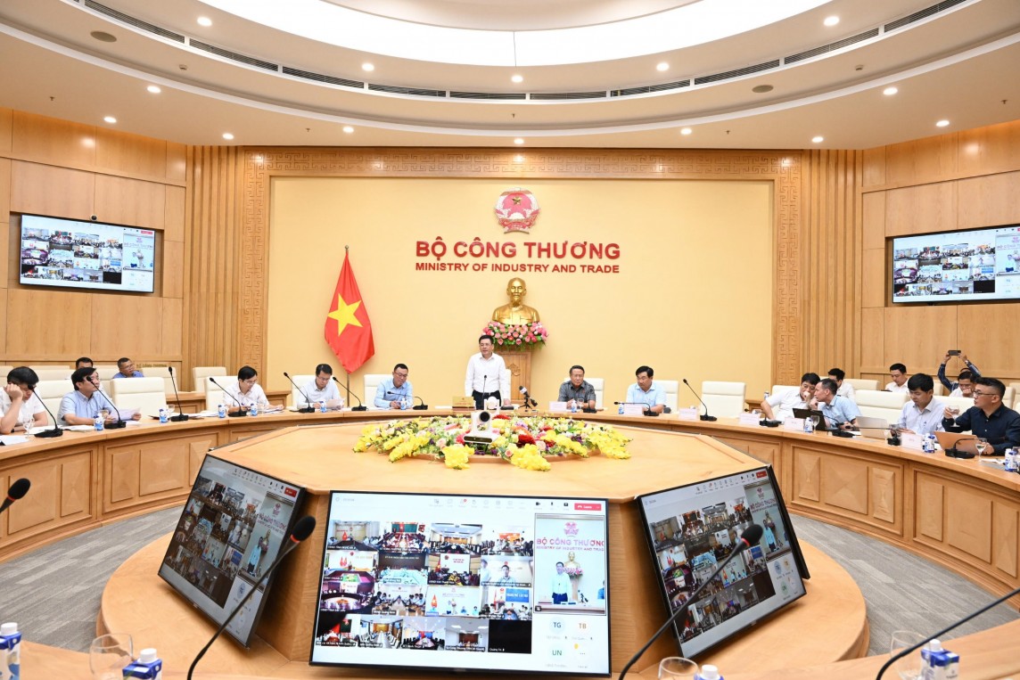 Bộ trưởng Nguyễn Hồng Diên họp với các địa phương, chủ đầu tư về dự án điện khí