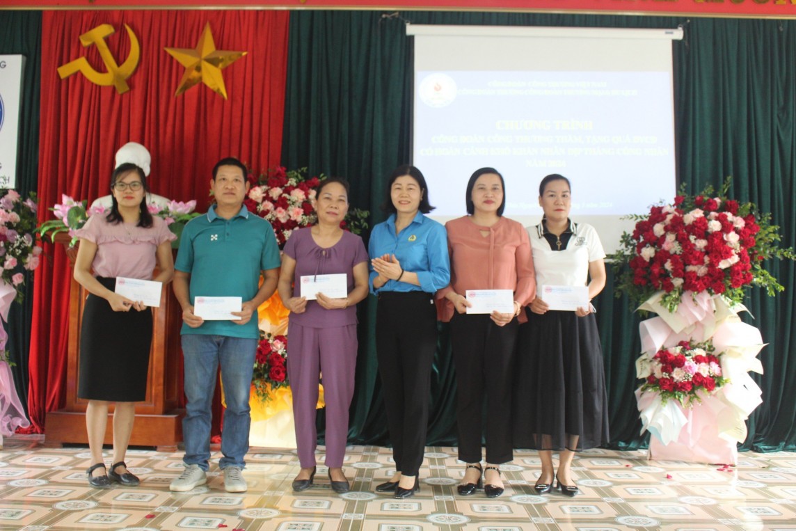 Công đoàn Công Thương Việt Nam thăm, tặng quà đoàn viên công đoàn Trường Cao đẳng Thương mại và Du lịch
