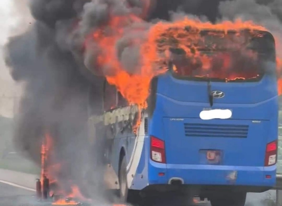 Xe khách bốc cháy dữ dội trên cao tốc Pháp Vân – Mai Sơn