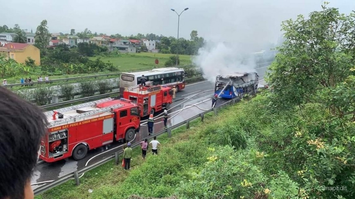 Xe khách bốc cháy dữ dội trên cao tốc Pháp Vân – Mai Sơn