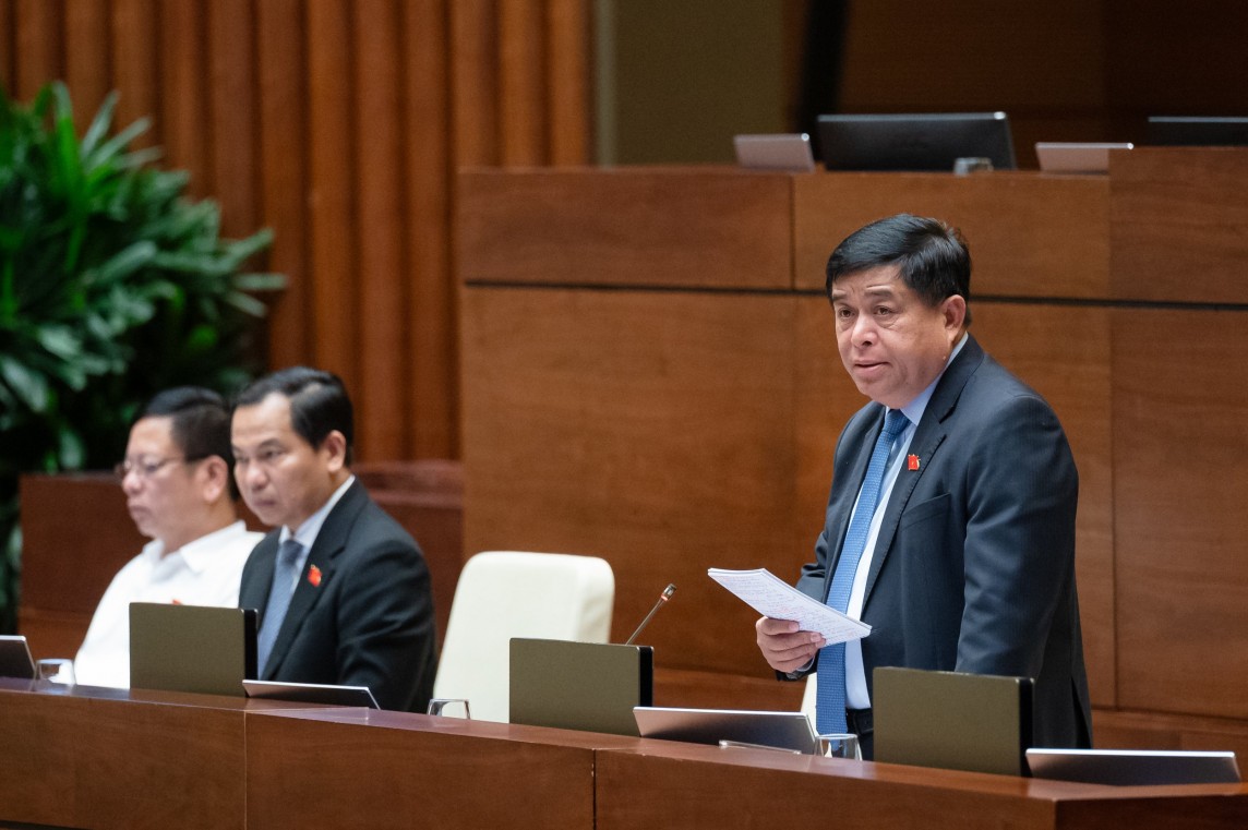 Bộ trưởng Bộ Kế hoạch và Đầu tư Nguyễn Chí Dũng phát biểu giải trình, làm rõ một số vấn đề đại biểu Quốc hội nêu.