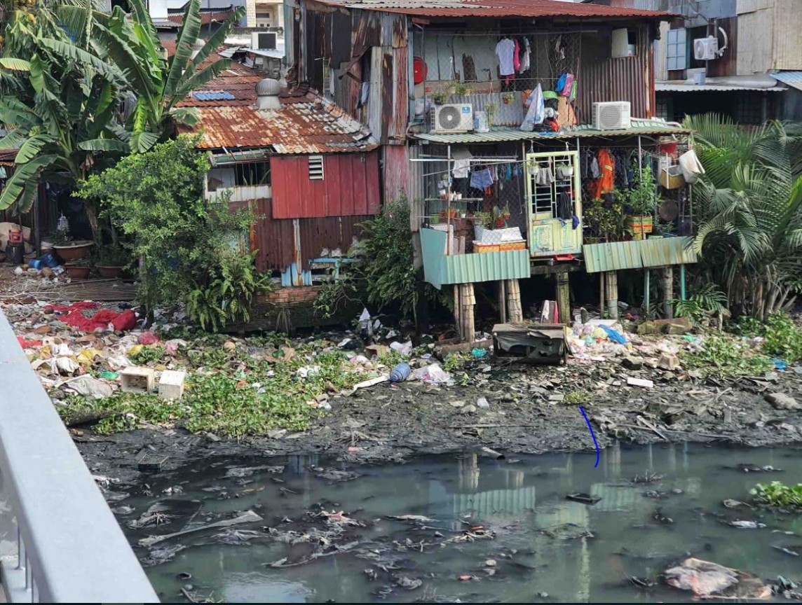 TP. Hồ Chí Minh: Rạch Xuyên Tâm ô nhiễm nặng, người dân sống chung với mùi hôi thối