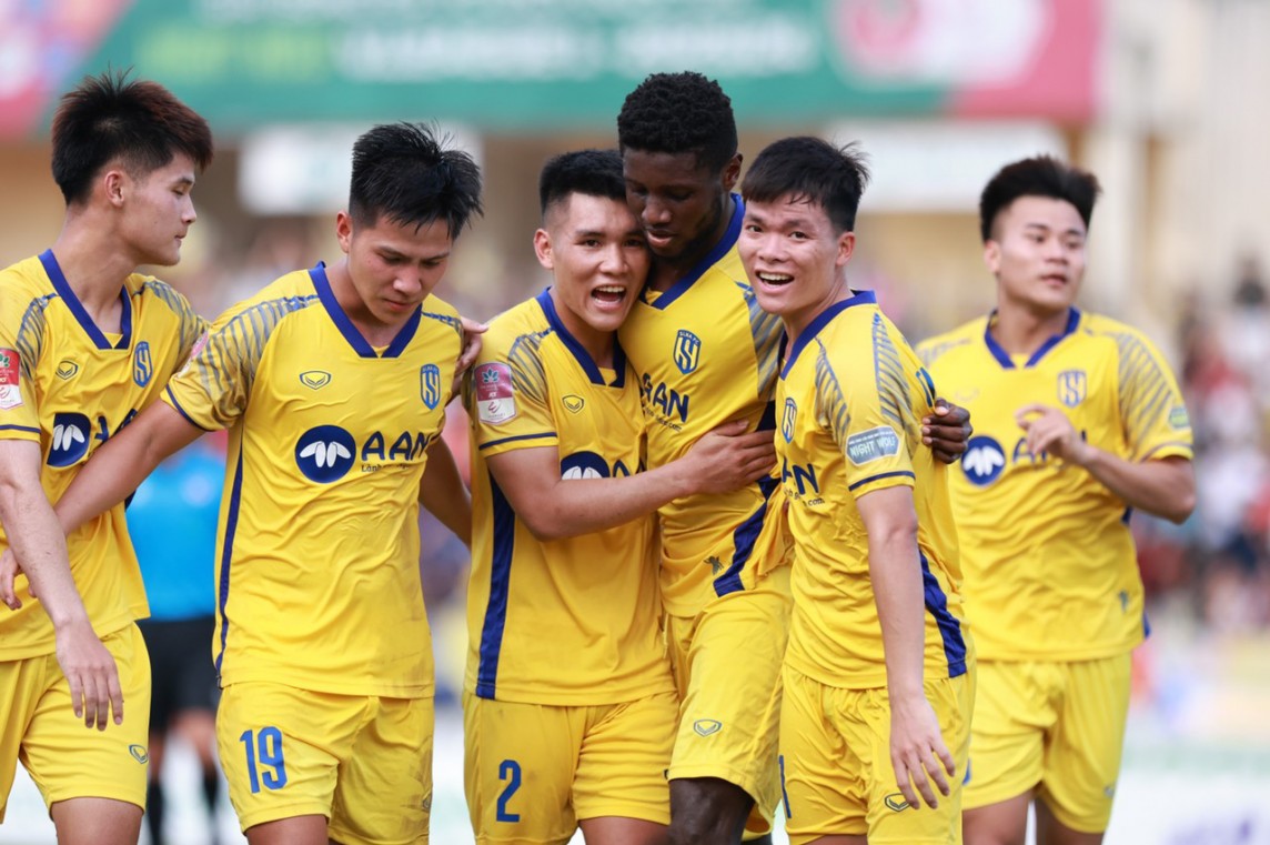 Bảng xếp hạng vòng 21 V-League 2023/2024 ngày 27/5: Nam Định độc chiếm ngôi đầu, Sông Lam Nghệ An thoát hiểm