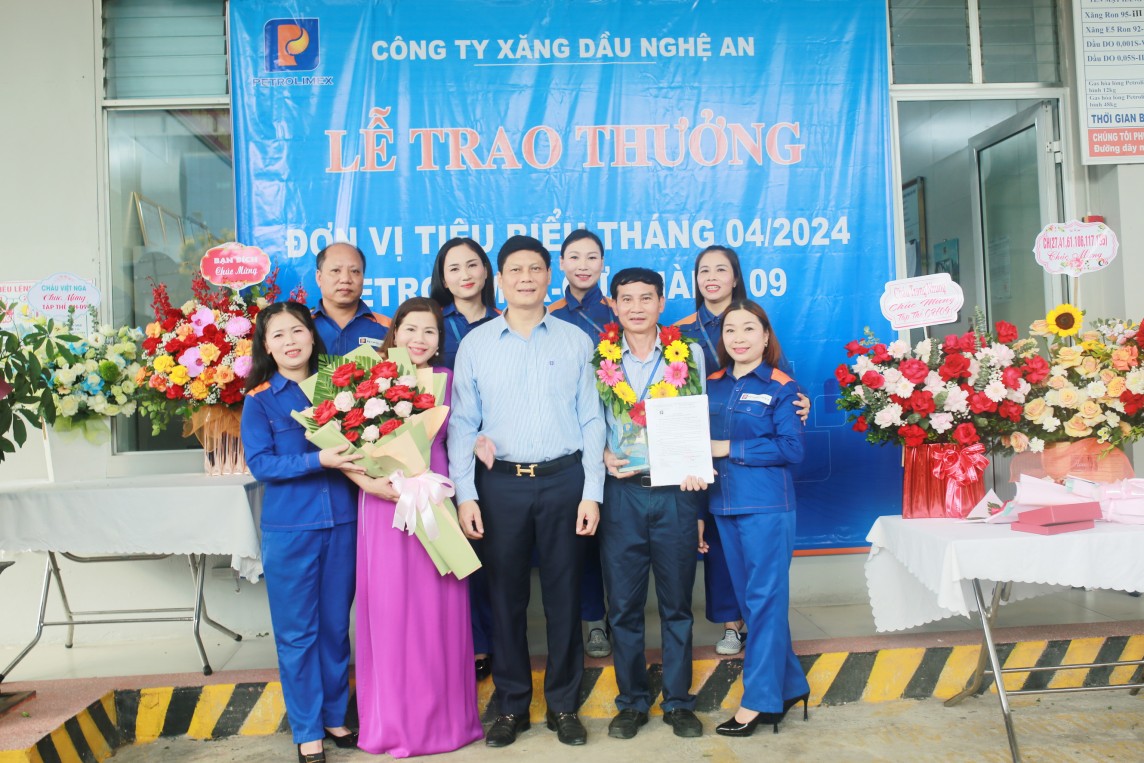 Petrolimex Nghệ An: Khen thưởng Cửa hàng 09 đạt đơn vị tiêu biểu tháng 4/2024