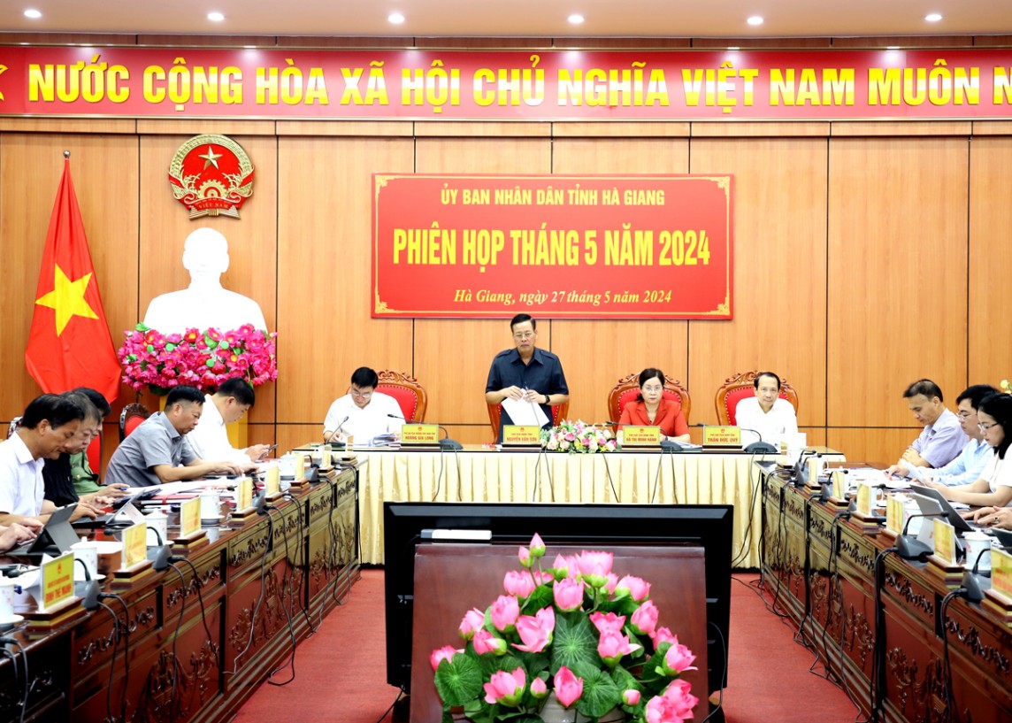 Chủ tịch UBND tỉnh Hà Giang Nguyễn Văn Sơn phát biểu tại phiên họp. Ảnh: Kim Tiến